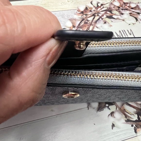 Authentic Michael Kors signature wallet/wristlet. - Picture 7 of 8